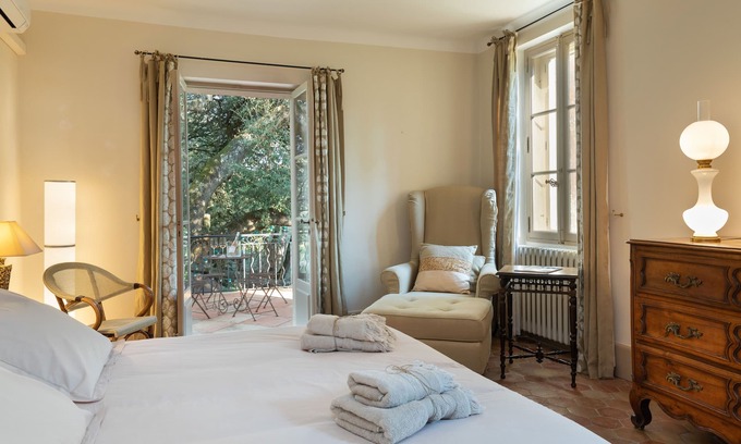 Pignans House | Tranquil Family Retreat Amidst Scenic Vineyard Escape