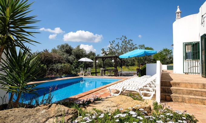 Santo Estevao Villa | Cozy Family Retreat with Private Pool in Serene Countryside