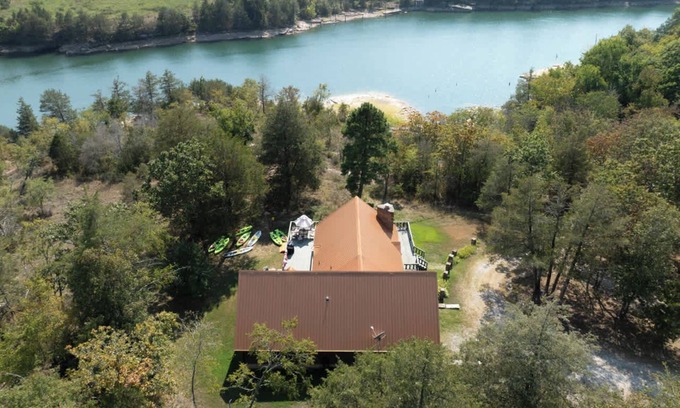 Eureka Springs House | Lake Front Cabin with Kayaks, Perfect for Family Getaways