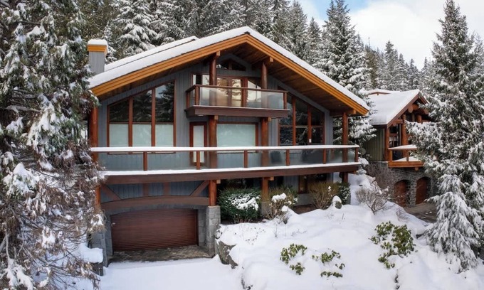 Blueberry Hill House | Ideal Family Chalet with Mountain Views & Hot Tub Retreat