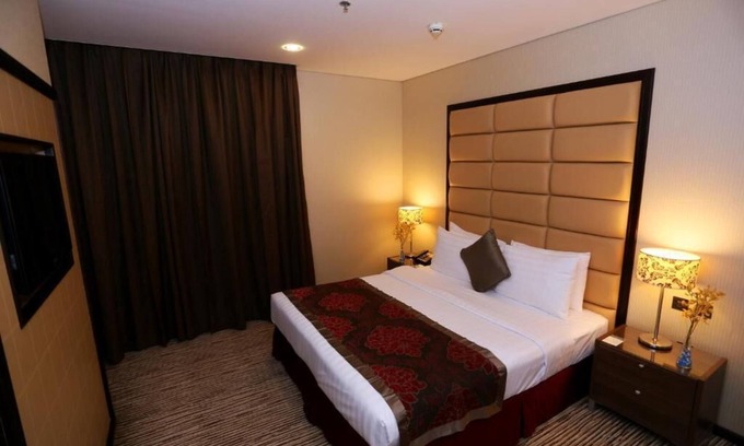 Al Sharq Apartment | Cozy One Bedroom Suite by Sharjah Corniche with Pool