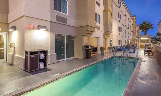 Anaheim Resort Hotel | Family, or Friends? Welcome to our 4 units