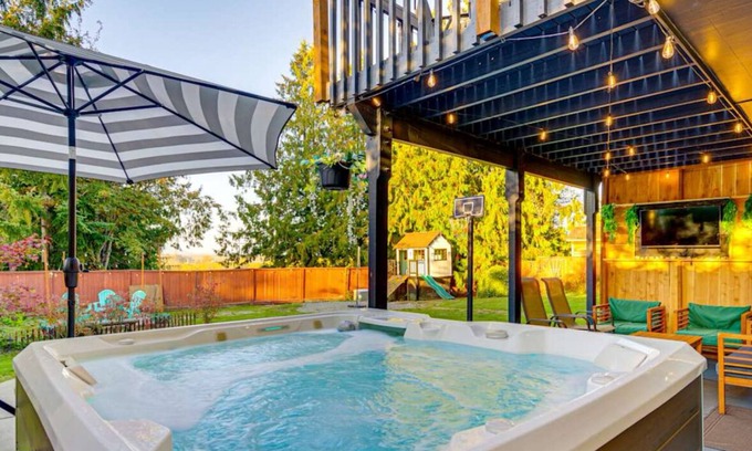 Mount Vernon House | Family Paradise with Hot Tub, Fire Pit & Play House Fun