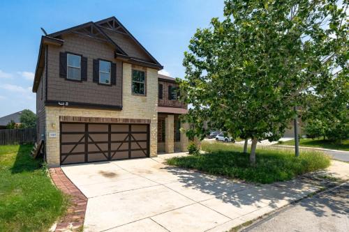 Wetmore House | Family-Perfect 4BR House - Fenced Yard & Style