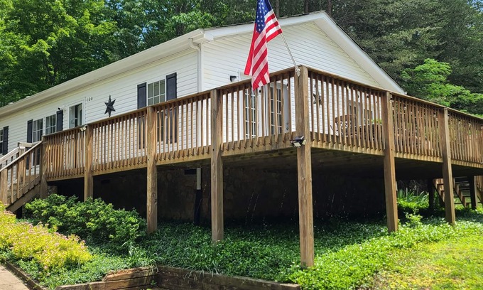 Smith Mountain Lake House | Family-Friendly Lake Retreat: Dock, Fish & Swim in Comfort