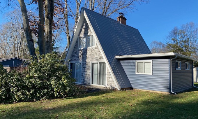 Conneaut Lakeshore Cottage | Family-Friendly Retreat at Conneaut Lake, PA for Fun Getaways