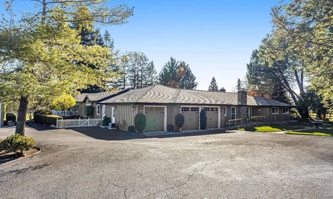 Santa Rosa House | Family-Friendly Retreat in Wine Country with Pool & Hot Tub
