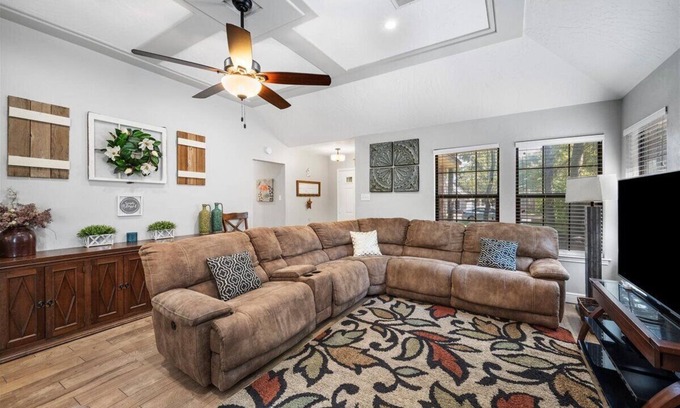 Leander House | Family Retreat - Jetted Bathtub - Next to park with Pool, Tennis, & Playground!