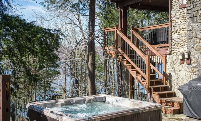 Silver Point House | Family Retreat with Private Lake Access & Hot Tub Amenities
