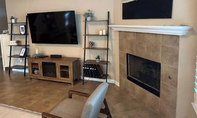 Timberwood Park House | Family Retreat: Steps to Pool, Playground & Basketball