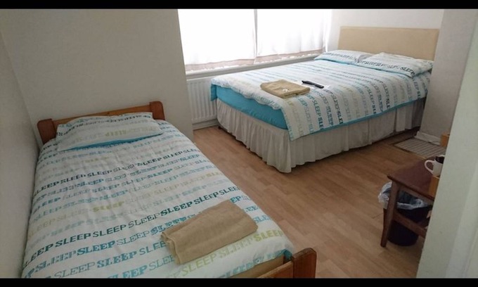 Harlington House | Cozy Family Room for 3 with Private Shower and Breakfast