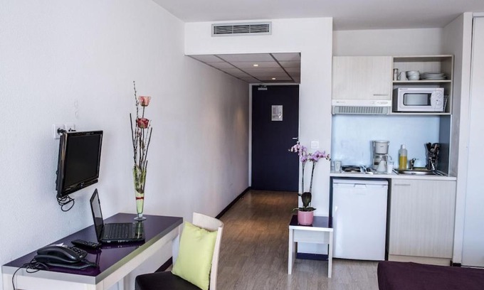 Lourdes Apartment | Cozy Family Studio Steps from Lourdes Station - Free WIFI