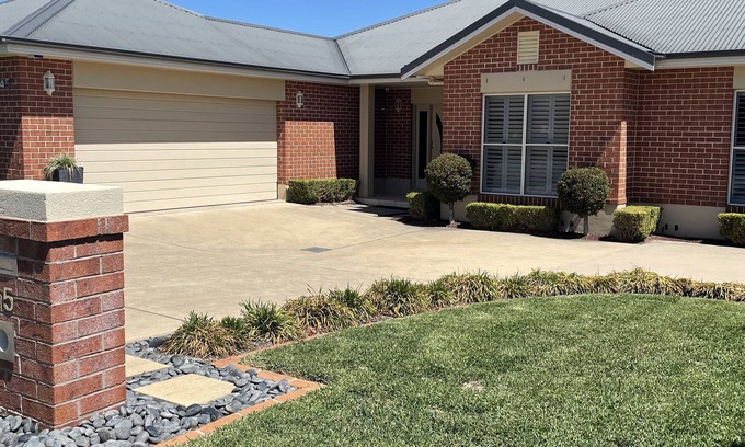 Hillvue House | Family-Friendly Retreat on Longyard Golf Course, Near AELEC