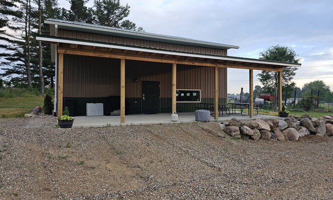 Caro Cabin | Family Lodge Retreat: Deer Ranch Near Legendary Frankenmuth