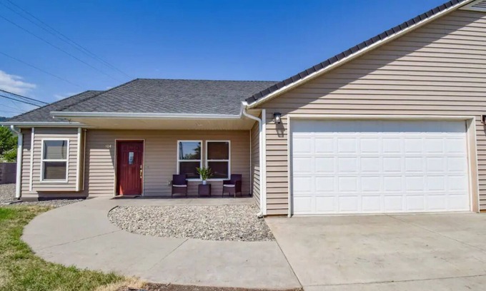 La Grande House | Family-Friendly Crow's Nest "A" - Guest Rated 10/10