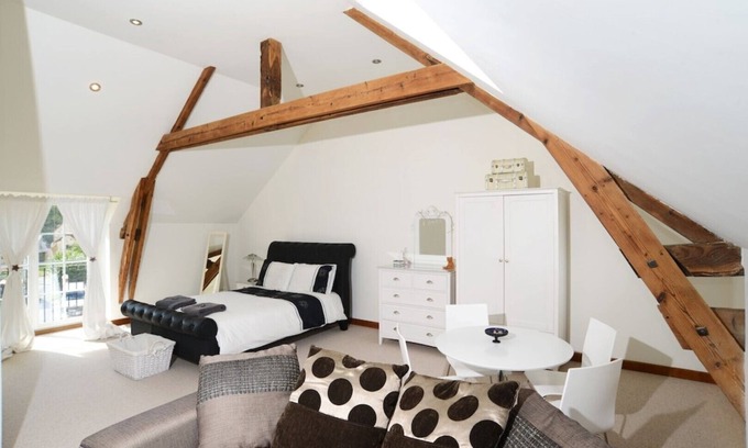 Desertines House | Experience Summer Bliss: Large Rooms, Pool & Free WiFi