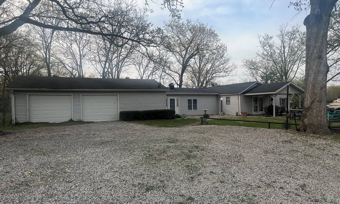 Texico House | Inviting Family Home with Scenic Lake Views and Firepit