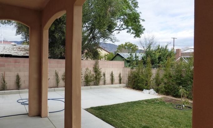 Azusa House | Newly Updated Family Townhouse with Kitchen & Breakfast