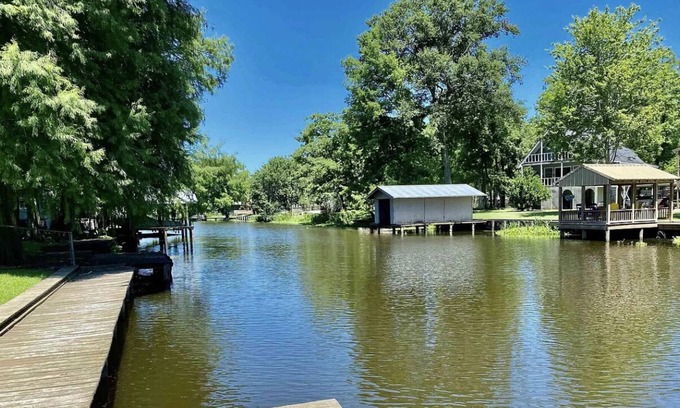 Jarreau House | Family Retreat with Hot Tub and Bayou Access