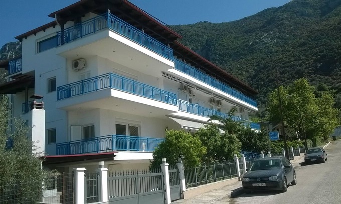 Kamena Vourla Condo | Family Suite with Kitchen & Breakfast at 3-Star Hotel