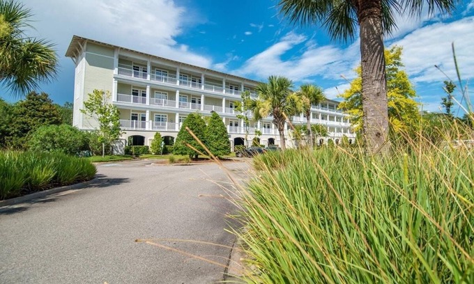North Litchfield Beach Condo | Oceanfront Family Tides: Relax by the Pool & Spa