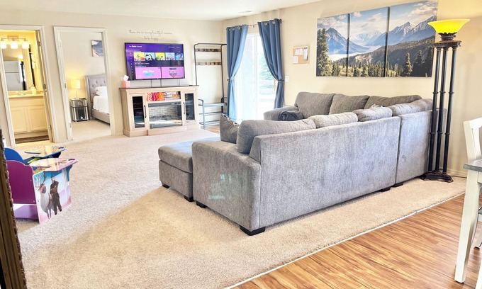 Monument House | Cozy Private Suite with Mountain View & Firepits for 8