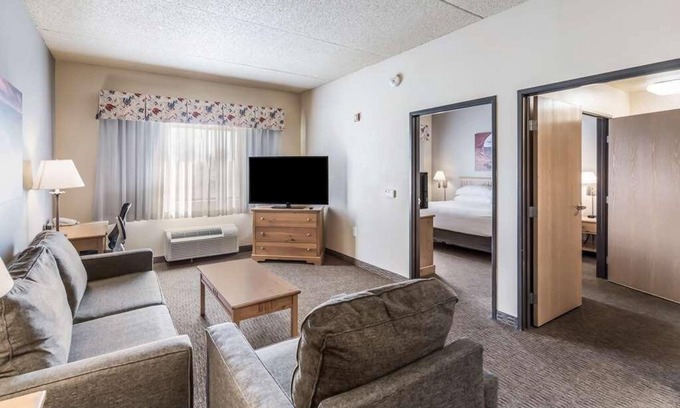 Palm Valley Hotel | Perfect Family Retreat: Pool, Free Breakfast & Pet Friendly