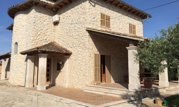 Lloseta Villa | Family Villa: Central Island Retreat with Pool & Pet-Friendly