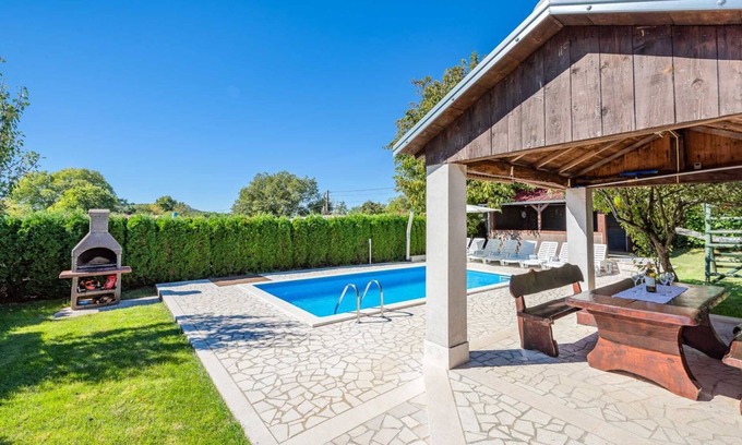 Lindar Villa | Family-Friendly Villa with Pool Near Pazin Awaits You