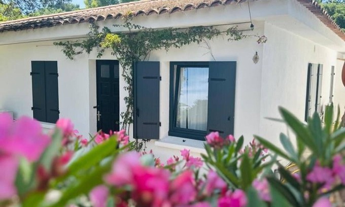 Plage de la Garonnette Villa | Charming Villa Sainte-Maxime with Ocean View and 4 Bedrooms