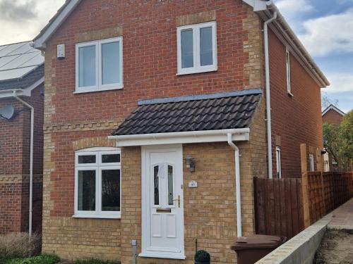 Wainscot House | Inviting 3-Bed House in Strood, Rochester - Family-Friendly