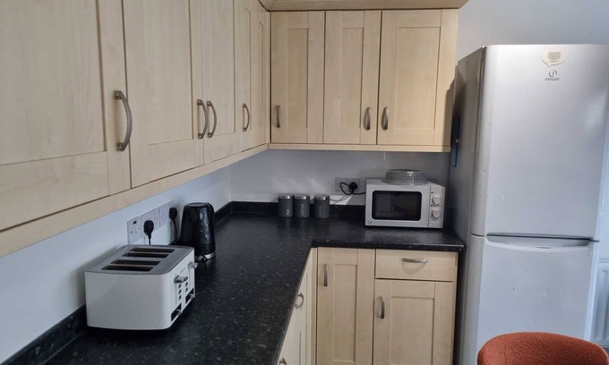 Wainscot House | Inviting 3-Bed House in Strood, Rochester Kent with Kitchen