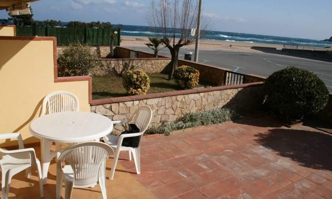 Pals Apartment | Beachfront Escape: Guest Rated 9.4 with Ocean View