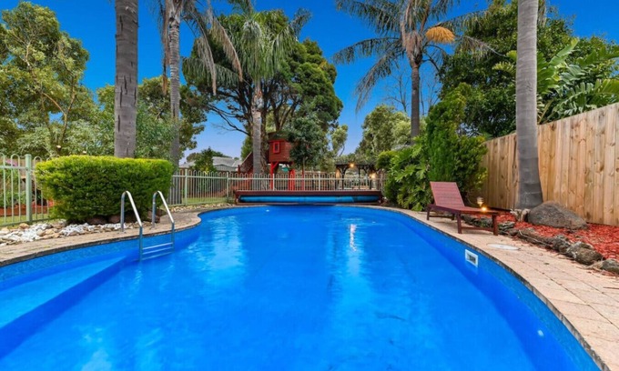 Berwick House | Family-Friendly Retreat: Pool, Garden & Lake Views Await