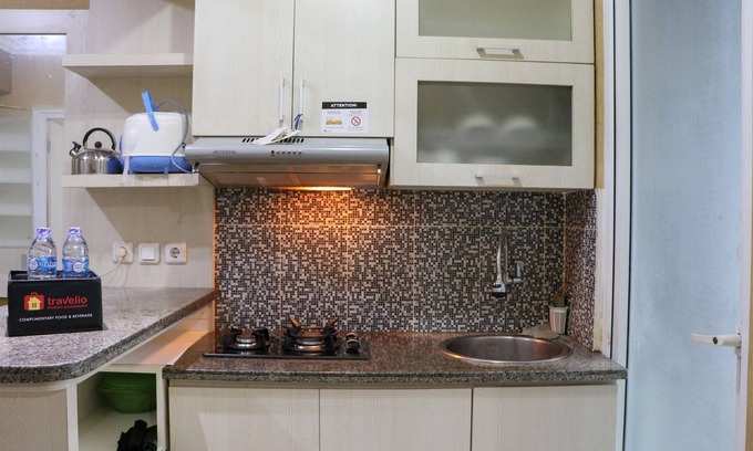 Rawamangun Apartment | Modern 2BR Apartment at Green Pramuka City with Breakfast