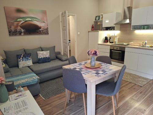 Szeged Apartment | FAND Center Apartman: Pet-Friendly Retreat with Top Ratings