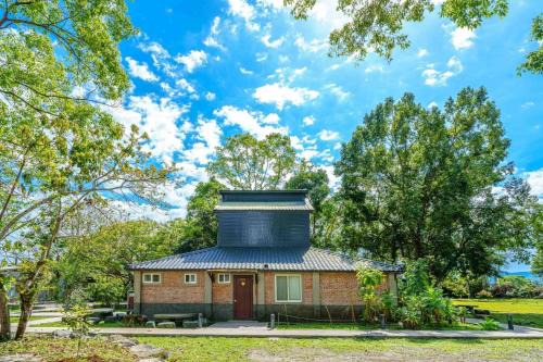 Fenglin House | Explore Fangshuh B&B: Pet-Friendly Retreat with Dining