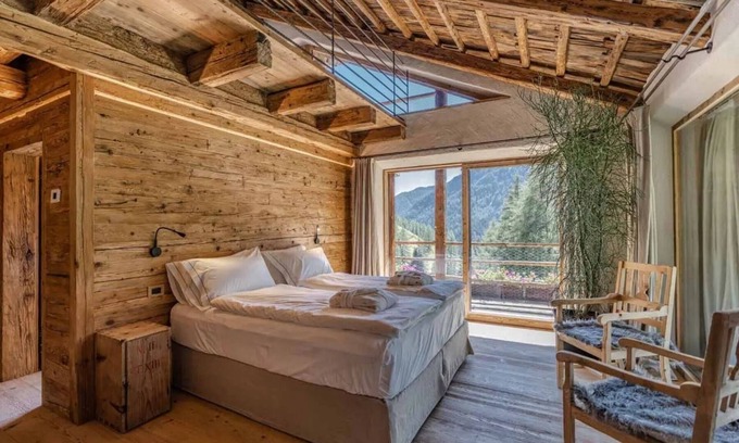Livinallongo del Col di Lana Bed & Breakfast | Inviting Chalet with Pool, Spa and Breakfast Included