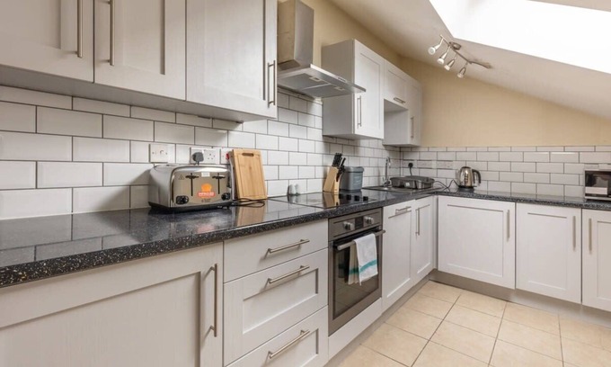 Ferndale Apartment | Cozy 1 Bed Attic Apartment in Brixton with Kitchen Access