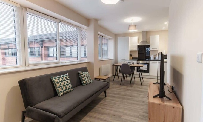 Salford Apartment | Cozy 1 Bed Flat in Manchester - Ideal for Families