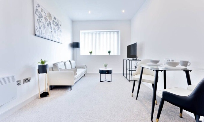 Wolverhampton Apartment | Welcoming 1 Bed Apartment in Wolverhampton with Kitchen Access