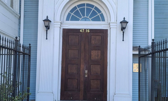 Uptown Historic District Condo | Fantastic 2-bedroom condo with AC in vibrant Uptown New Orleans