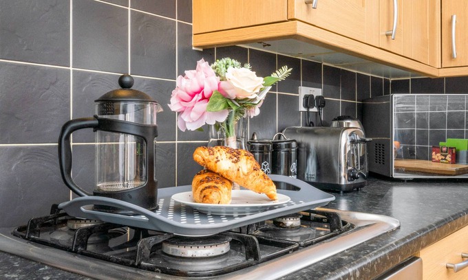 Coatbridge Apartment | Inviting 3 Bedroom Apartment with Private Driveway & Kitchen