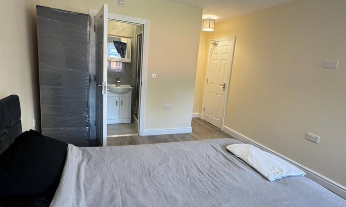 Beddington South Apartment | Fantastic 3 ensuite bedrooms in a 6 bedroom apartment in Wallington with WiFi