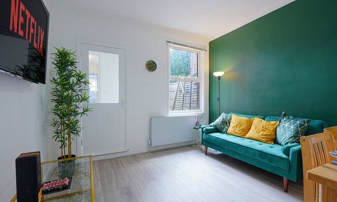 Luton House | Ideal 5 Bedroom House Perfect for Family Getaways