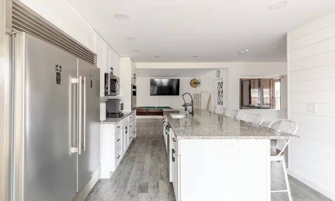 West Central House | Spacious Brickhouse for 12, Near MSU & Downtown Springfield