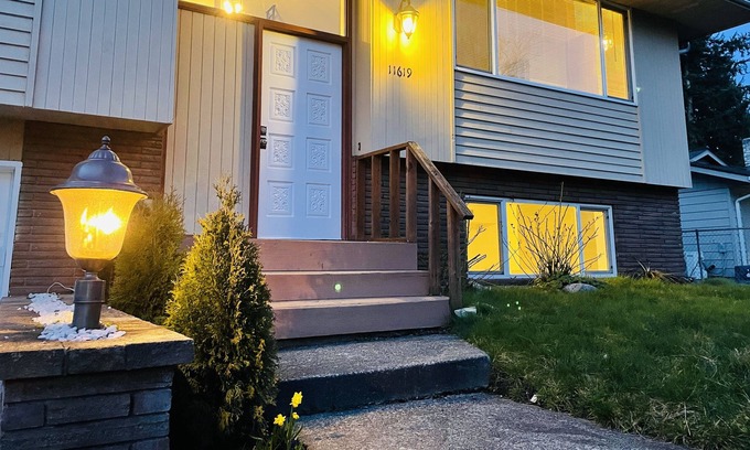 Silver Lake House | Bright Family Haven: 3BR with Kitchen & Pet-Friendly Perks