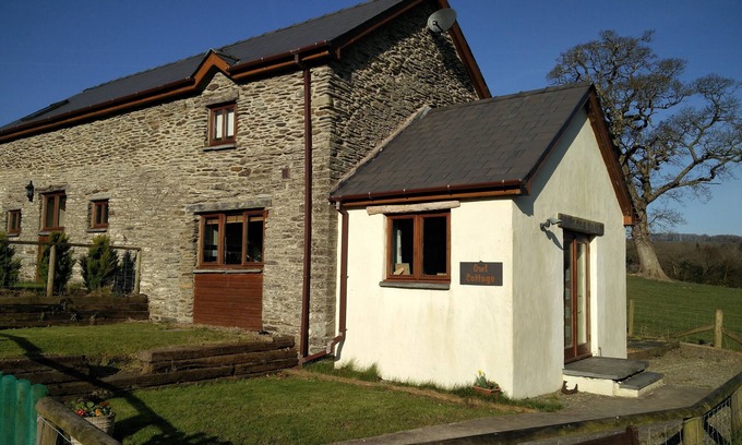 Newchapel Cottage | Ideal Country Escape for Couples with Pet-Friendly Perks