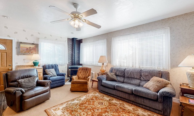 Cascade House | Ideal Downtown Retreat for Outdoor Lovers and Pets Welcome