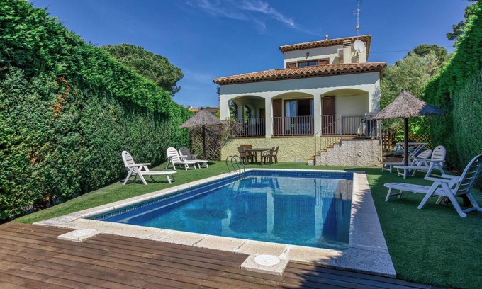 Torroella de Montgri Villa | Ideal Family Villa Steps from the Beach with Private Pool
